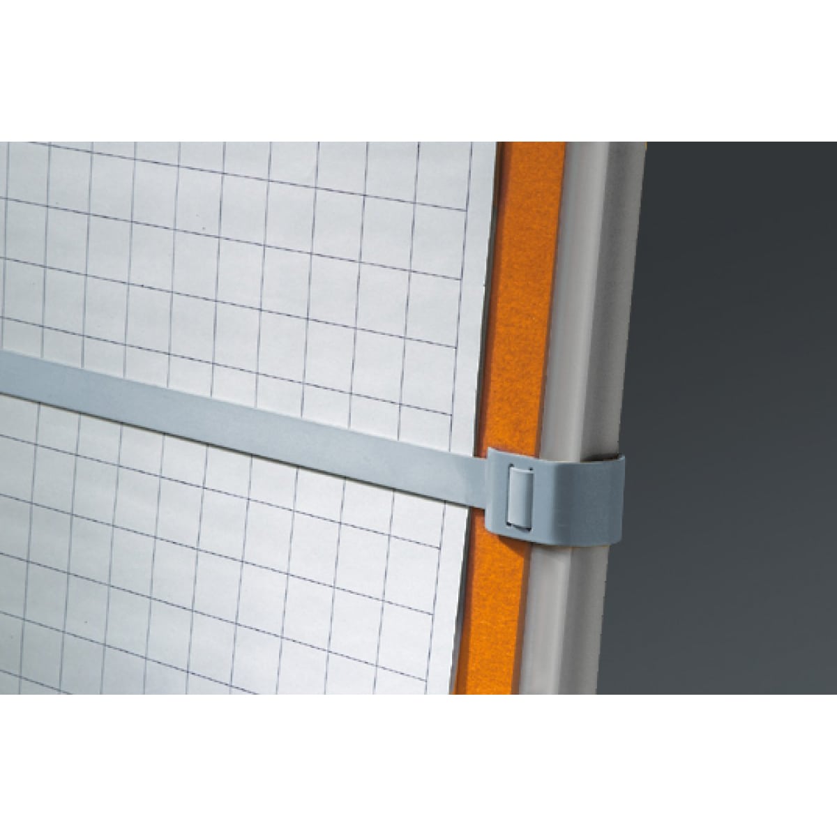 Retaining strap band for FlipChart blocks