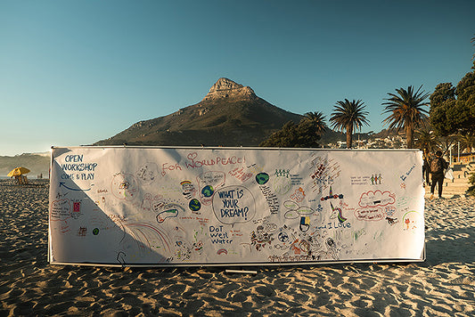 Monas 3. Postkarte aus Südafrika - Drawn to help, help to draw
