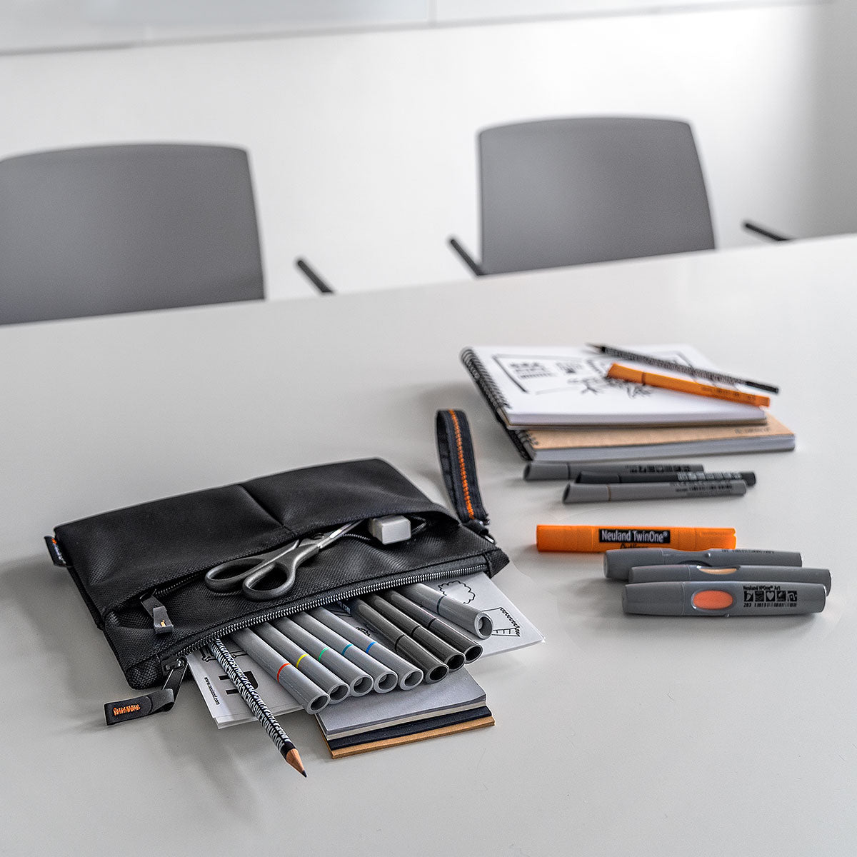 Marker-Etui mit Markern, Stiften und Blöcken.