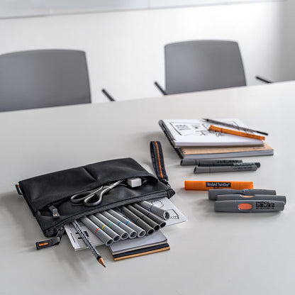 Marker-Etui mit Markern, Stiften und Blöcken.