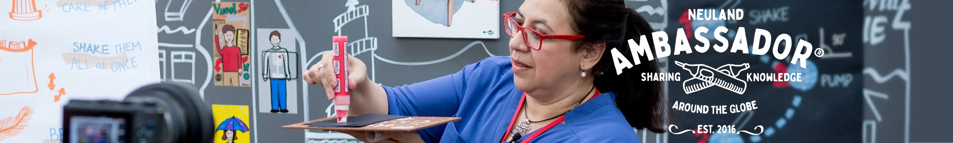 Neuland Ambassador hält einen nachgefüllten Marker.