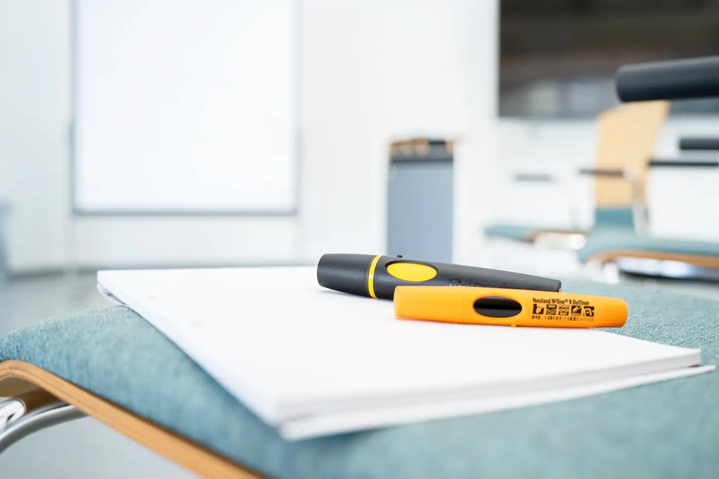 Neuland Marker auf einem Stuhl