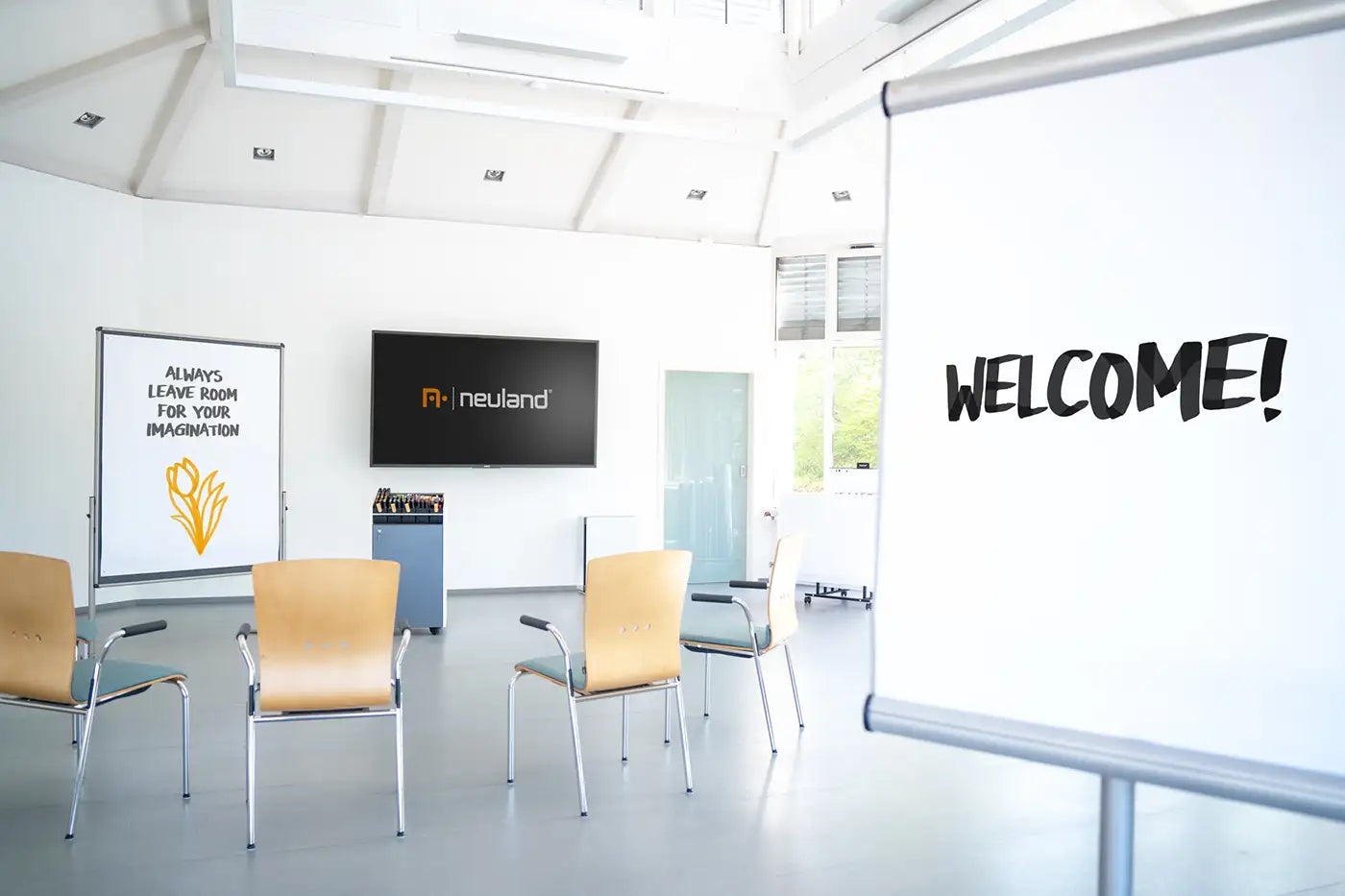 Pinnwand und FlipChart in Schulungsraum