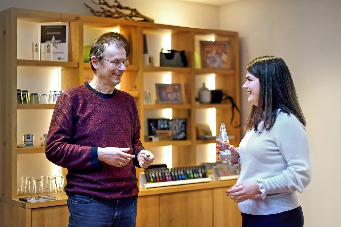 Unterhaltung im Pausenbereich