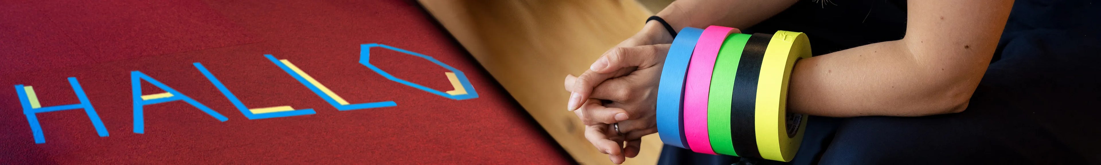 Bunte Facilitape-Rollen hängen am Handgelenk.