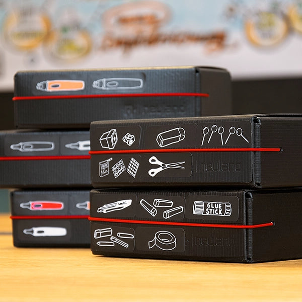 Novario Utensilienboxen mit Aufklebern.