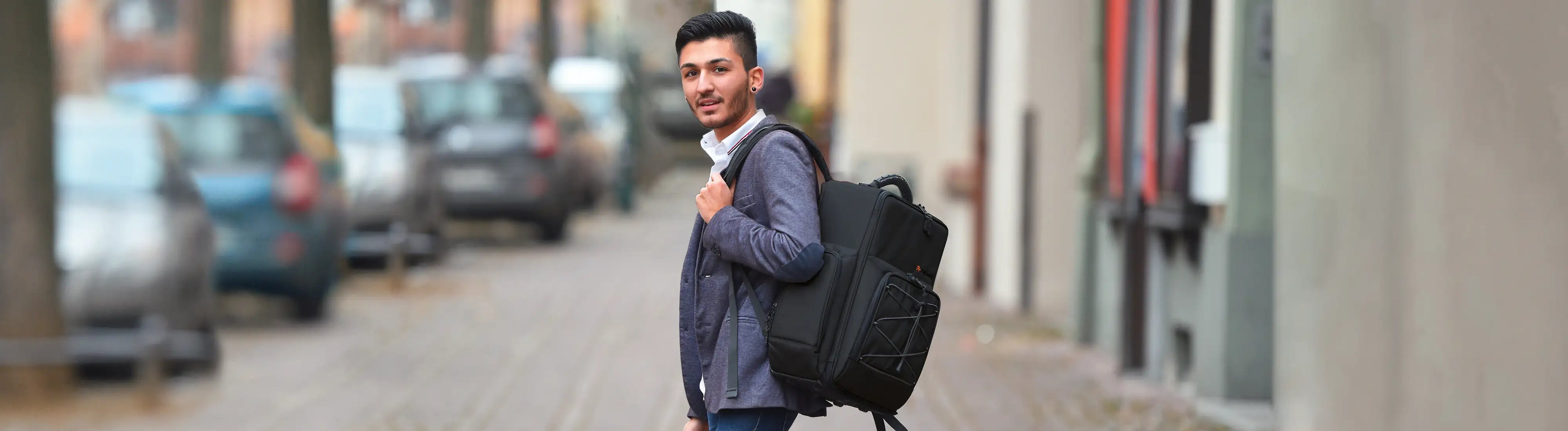 Junger Mann mit WorkPack von Neuland