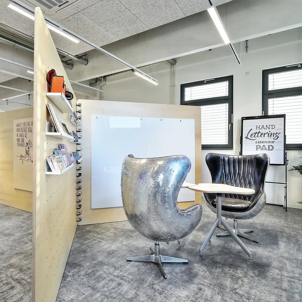 Kleine Sitzgruppe mit Whiteboards und FlipChart