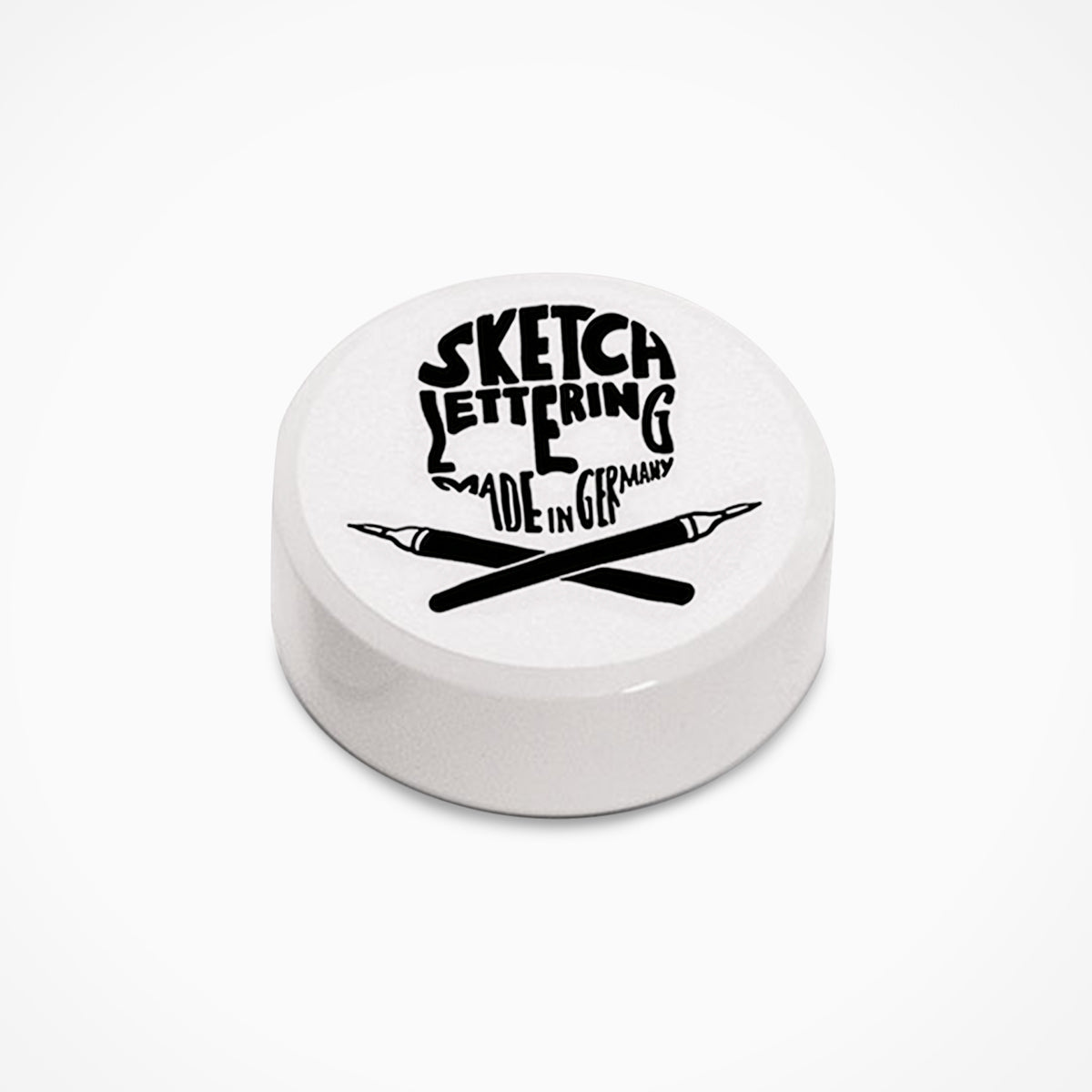 Weißer, runder Magnet mit Aufdruck.